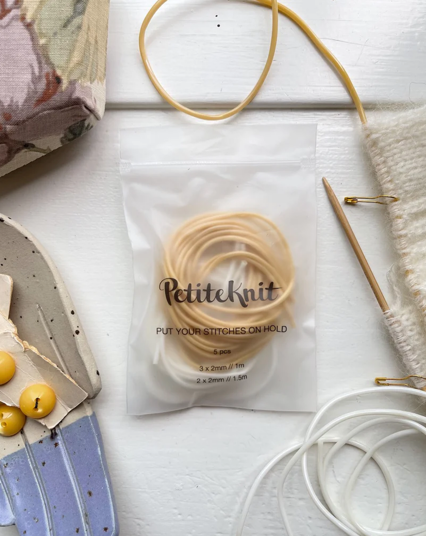 Cables de puntos en espera
"Put your stitch on hold"