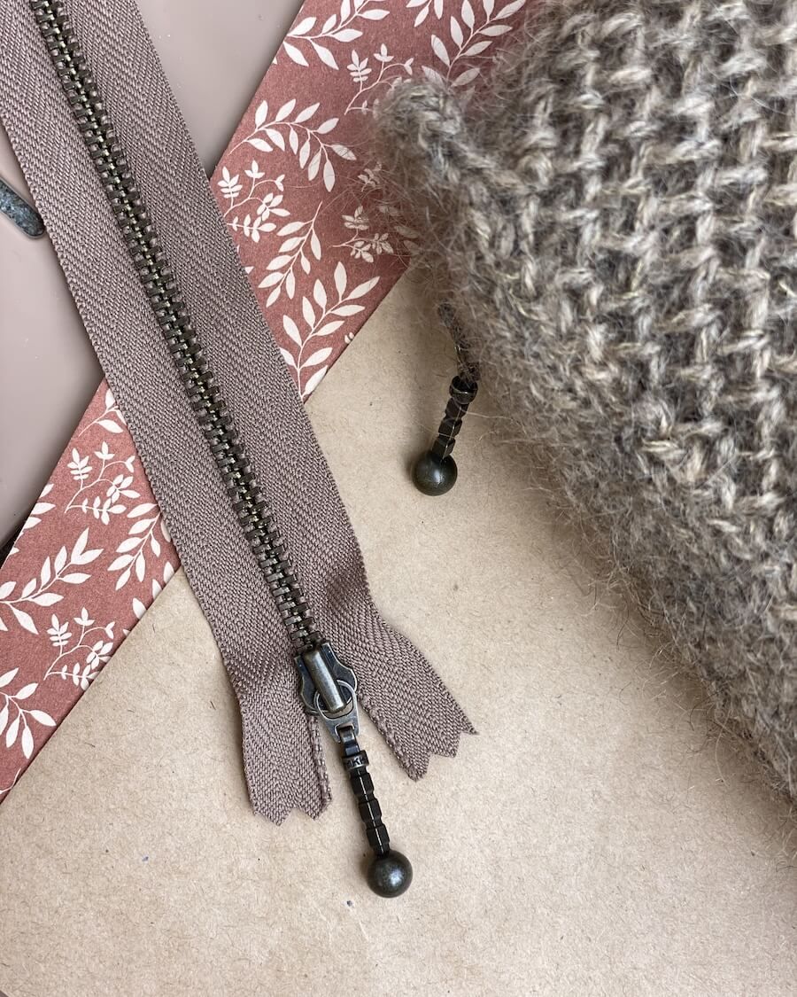 Cierre metálico YKK 14 cm gris