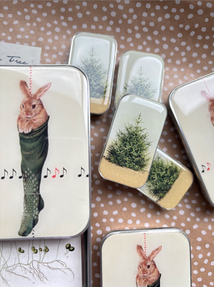 Caja metálica navideña 🎄 "What the Stocking Held" de Firefly Notes