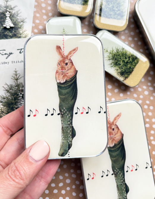 Caja metálica navideña 🎄 "What the Stocking Held" de Firefly Notes