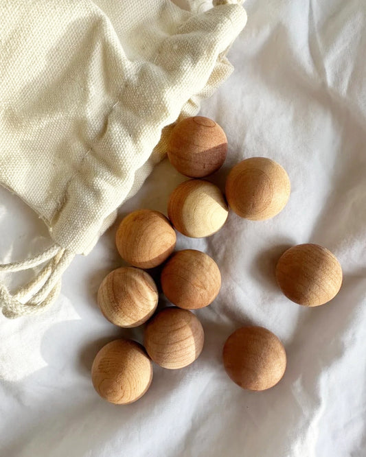 Bolsa con esferas de madera de cedro