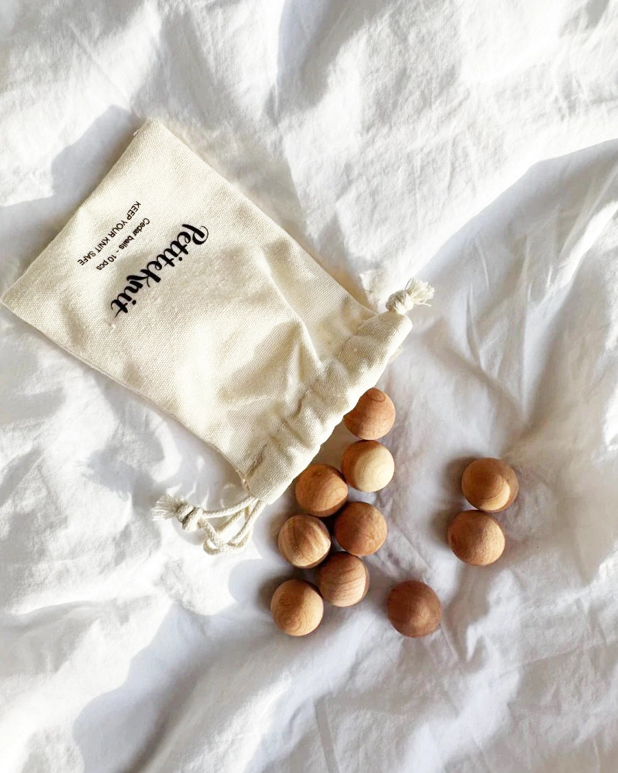 Bolsa con esferas de madera de cedro