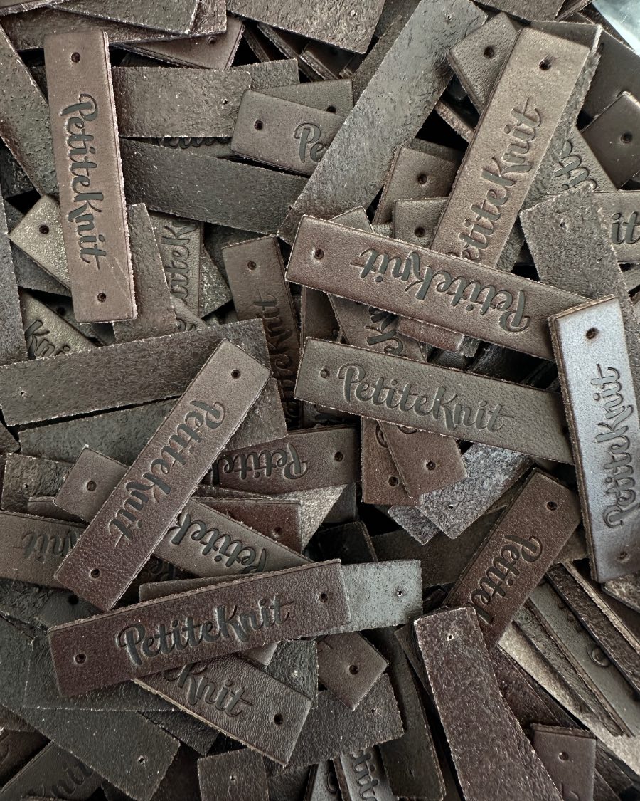 Etiqueta de cuero café oscuro Petiteknit