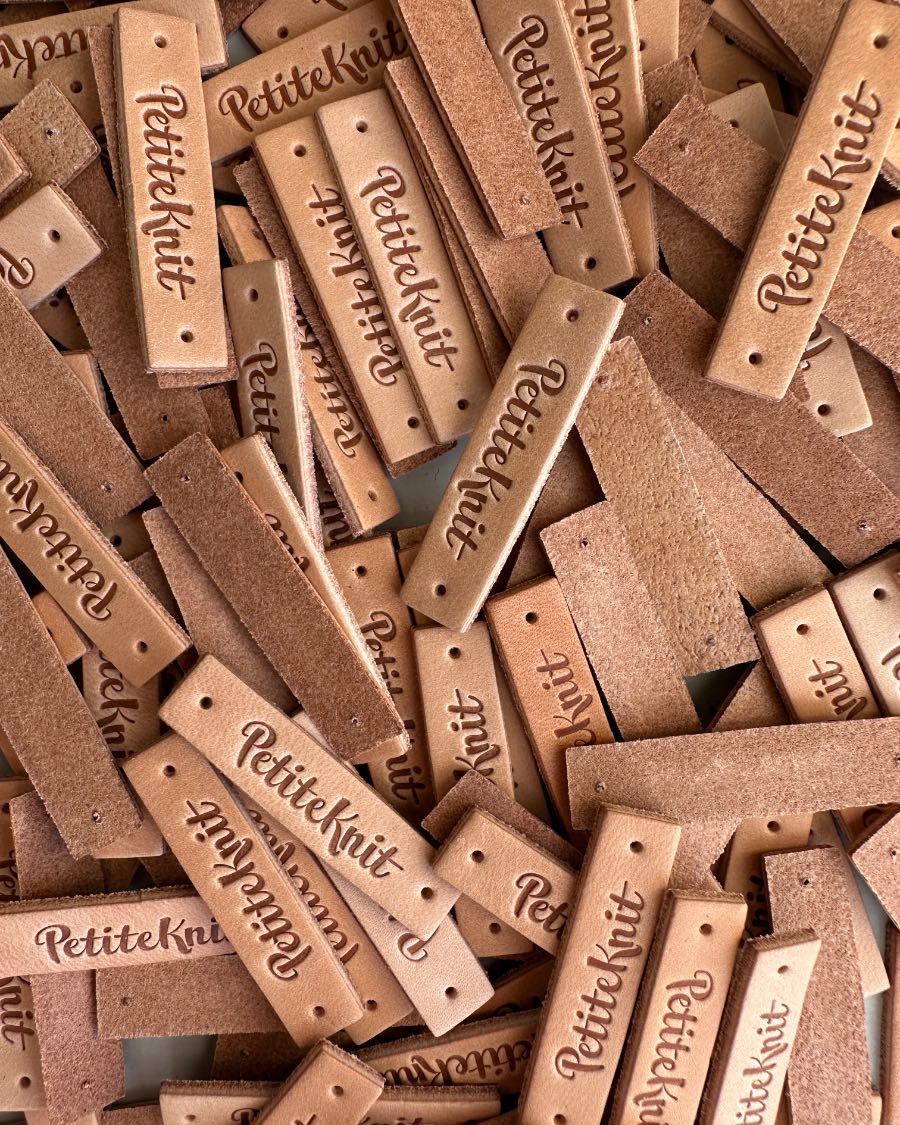 Etiqueta de cuero natural Petiteknit